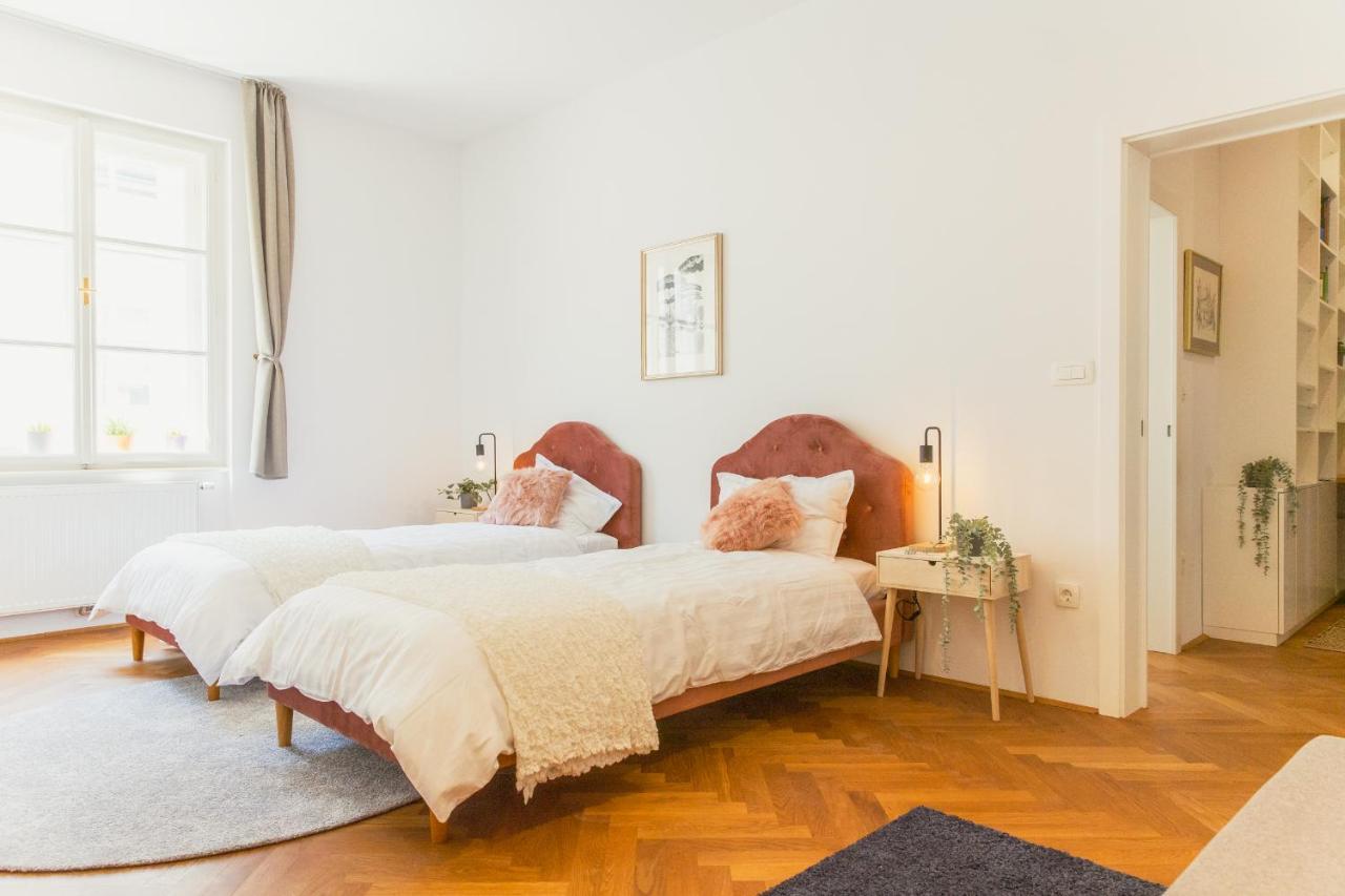 Top Location City Centre Condo In Historic Building With Free Garage Parking Ljubljana Eksteriør bilde