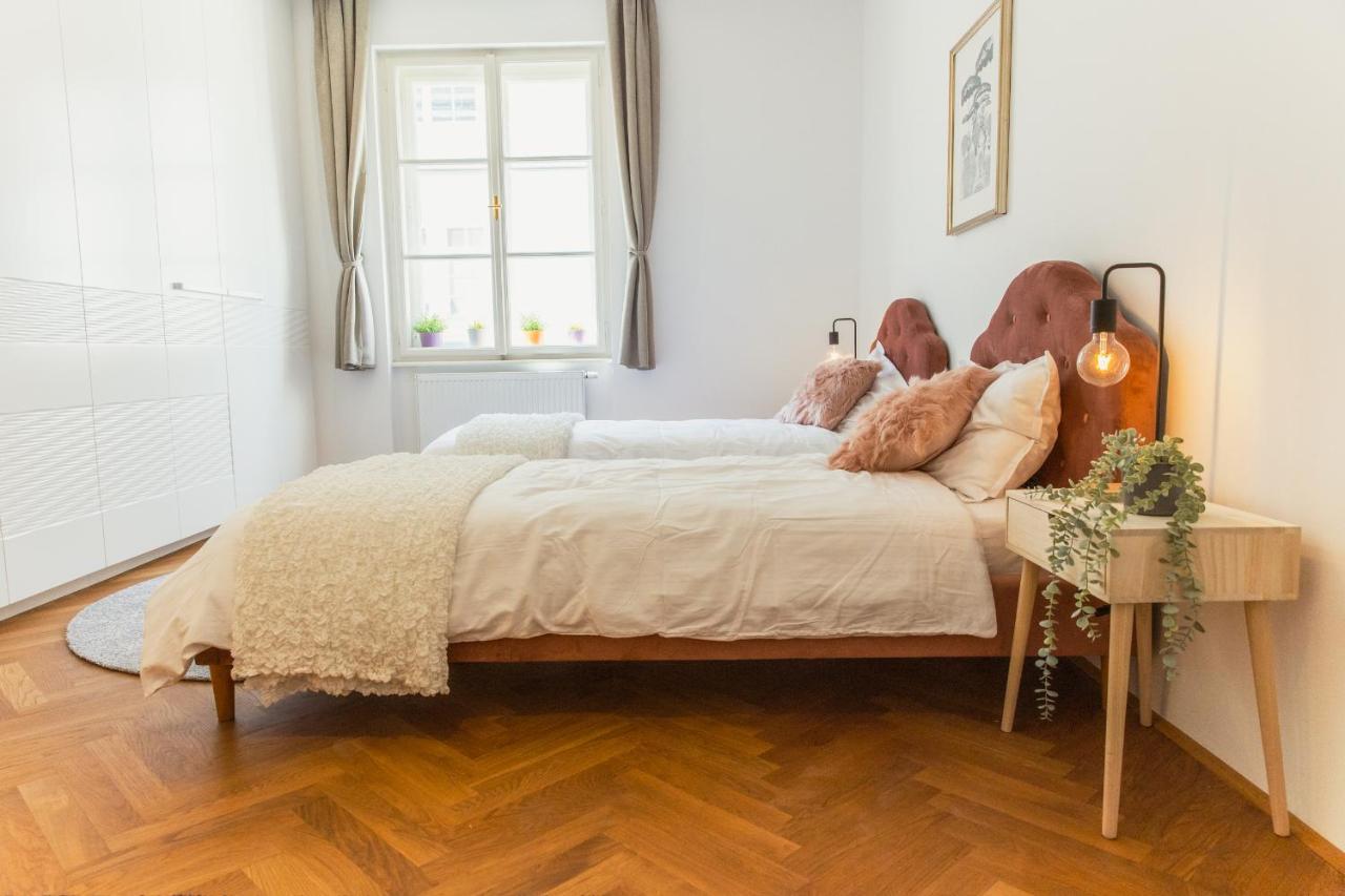 Top Location City Centre Condo In Historic Building With Free Garage Parking Ljubljana Eksteriør bilde
